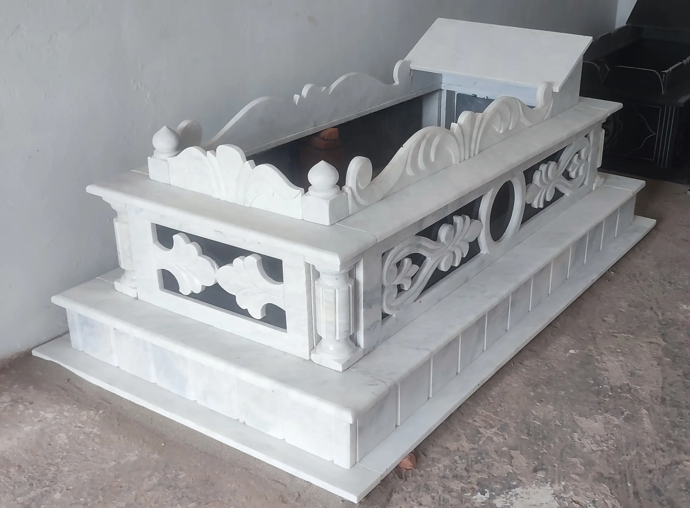 contrast qabar of black granite and rehman white